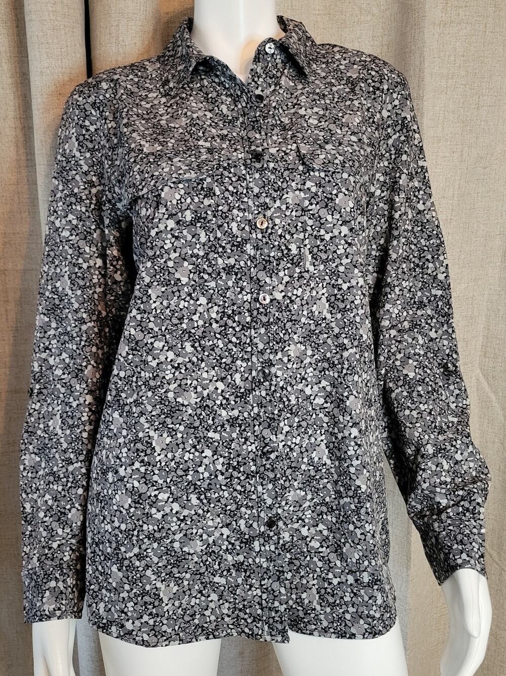 Lands' End Women's Gray Ditsy Floral Button Up Long Sleeve Shirt Pockets Size M
